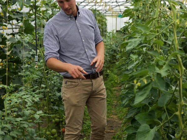 Rondleiding Yn ´e Sinne Farm door de tuin en de kassen